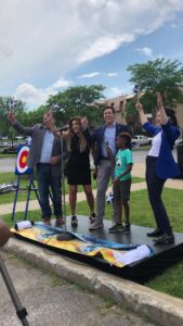 Les enfants s'amusent avec leur dignitaires